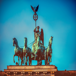 Image by Couleur titled ’brandenburg gate, statue, berlin’. Source: Pixabay