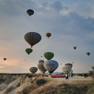 Image by 16692474 titled ’hot air balloons, flying, floating’. Source: Pixabay