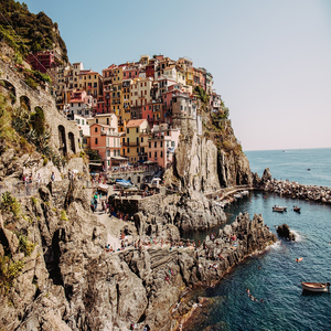 Image by travelwithzhuk titled ’manarola, cinque terre, italy’. Source: Pixabay