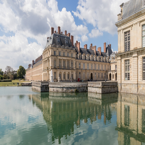 Image by Aurele17 titled ’fontainebleau, castle, france’. Source: Pixabay