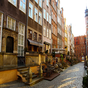 Image by gosiak1980 titled ’gdańsk, street, townhouses’. Source: Pixabay