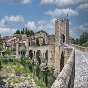 Image by ELG21 titled ’medieval village, bridge, tower’. Source: Pixabay