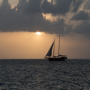 Image by 6399137 titled ’cayman island, sunset, sea’. Source: Pixabay