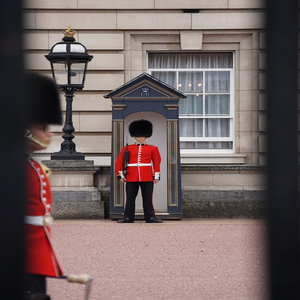 Image by djblackerry titled ’united kingdom, london, changing of the guard’. Source: Pixabay