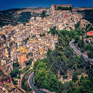 Image by Tama66 titled ’houses, city, sicily’. Source: Pixabay