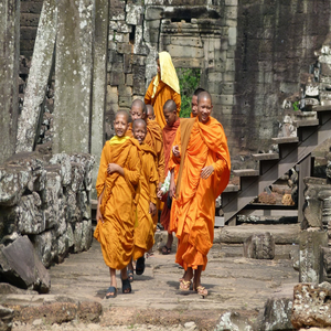 Image by bluebird666 titled ’cambodia, angkor wat, monks’. Source: Pixabay