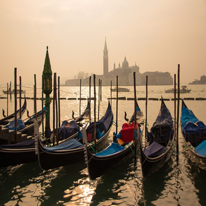 Image by IngeGG titled ’venice, gondolas, sunrise’. Source: Pixabay