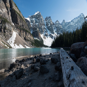 Image by Herman49 titled ’lake, mountains, alberta’. Source: Pixabay